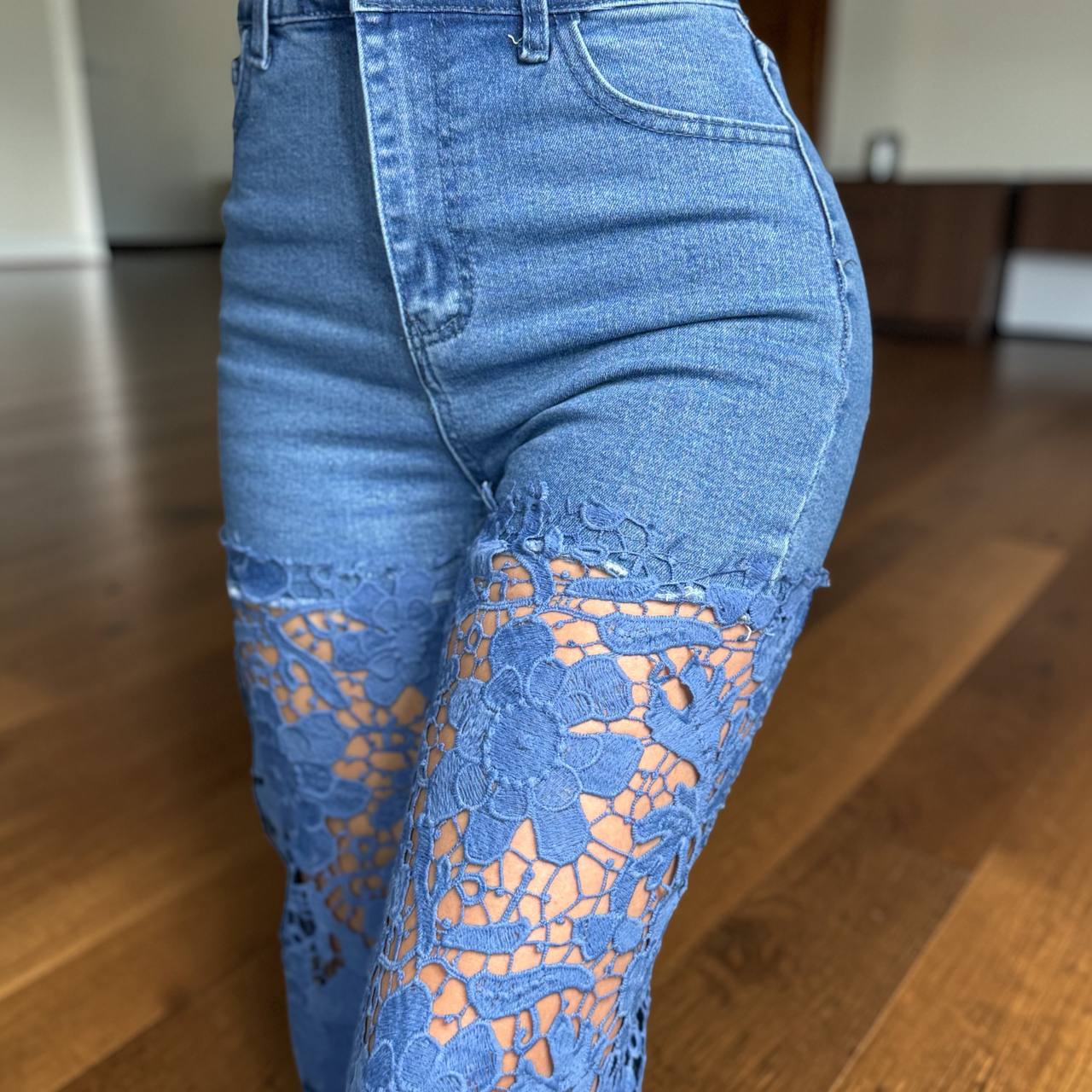 Jeans a zampa con ricamo floreale