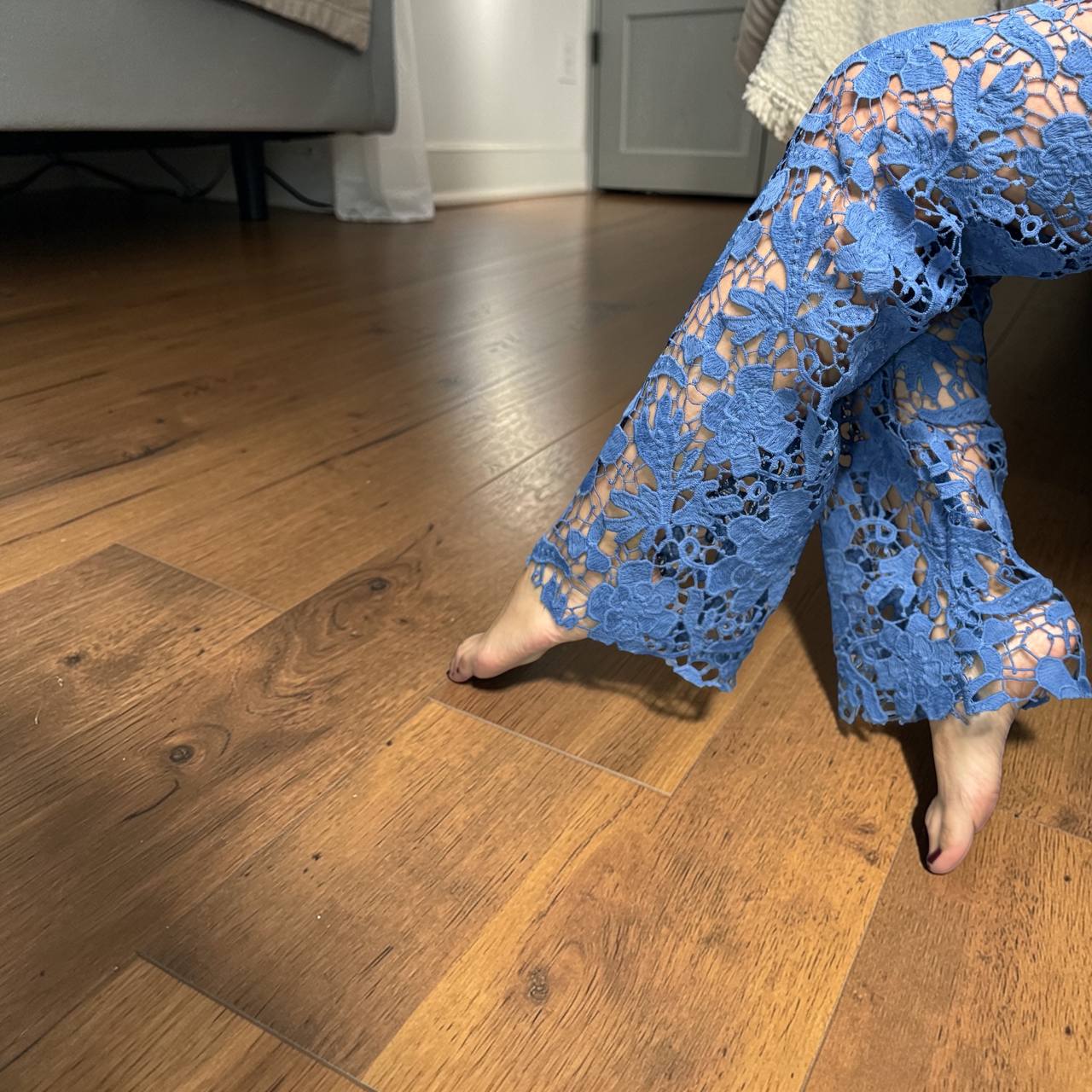 Jeans a zampa con ricamo floreale - Foto 2