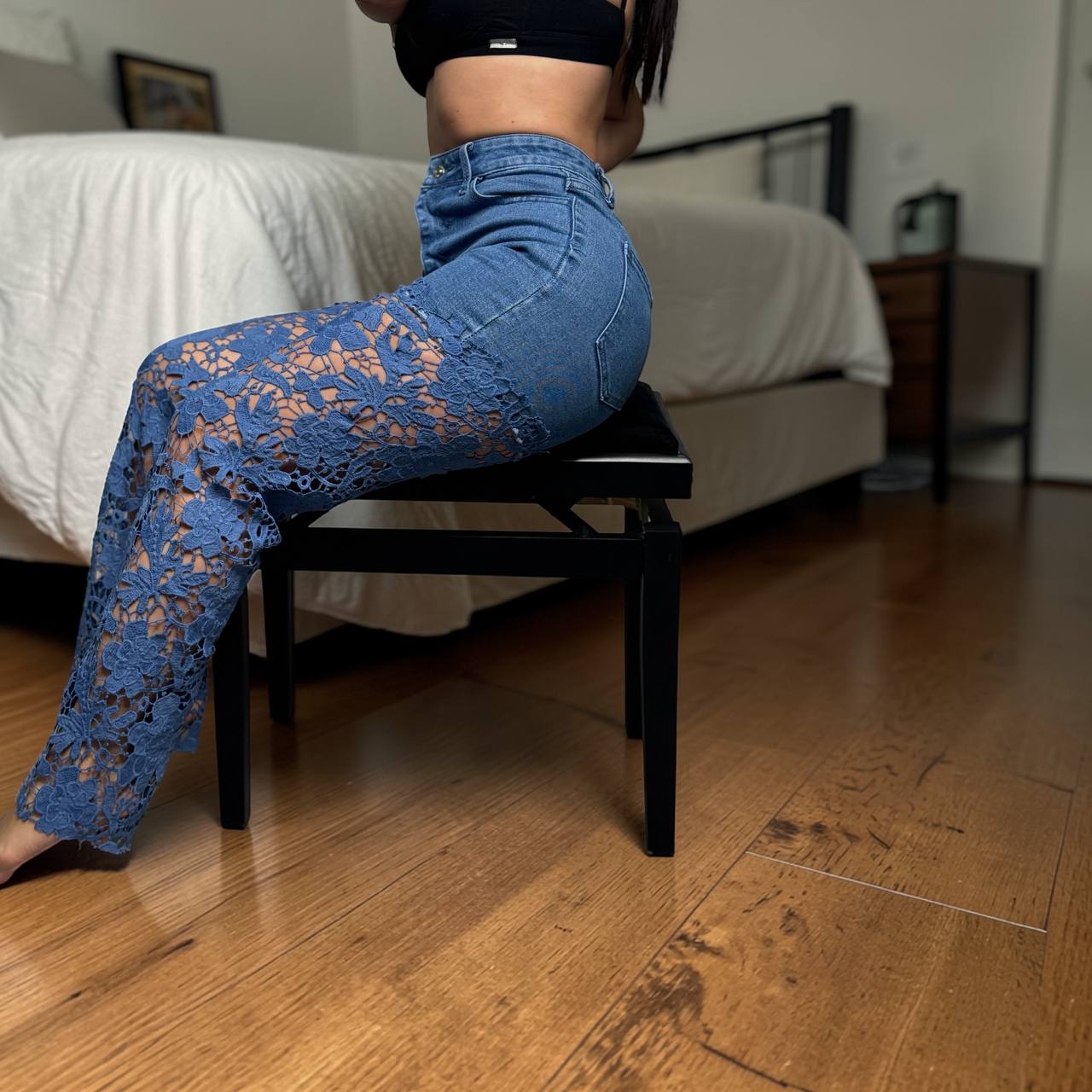 Jeans a zampa con ricamo floreale - Foto 4