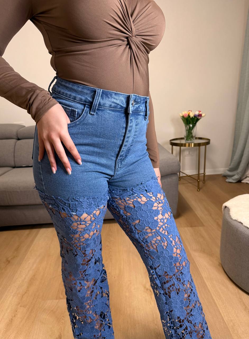 Jeans a zampa con ricamo floreale